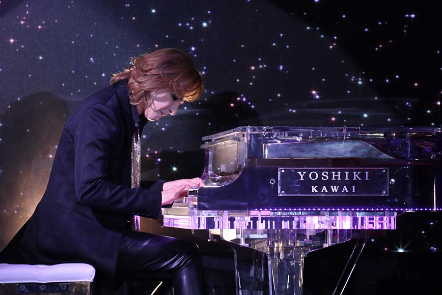 「EVENING / BREAKFAST with YOSHIKI 2022 in TOKYO」発表記者会見でピアノを披露したYOSHIKI【写真：ENCOUNT編集部】