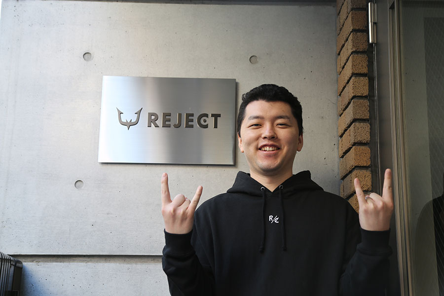 「REJECT」ゲーミングベースでインタビューに応じたShomaru7【写真：ENCOUNT編集部】