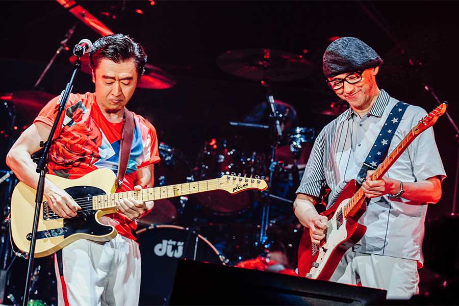 自身のトレードマークであるテレキャスター・シンラインを奏でる斎藤誠（右）と桑田佳祐のギター共演