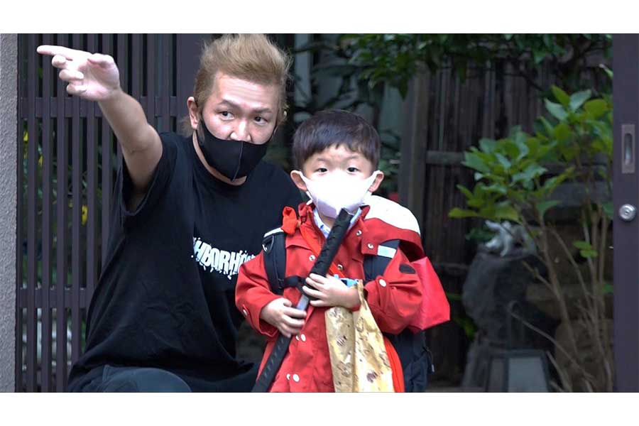 「はじめてのおつかい！」に出演する中村獅童（左）と息子・陽喜くん【写真：(C)日本テレビ】