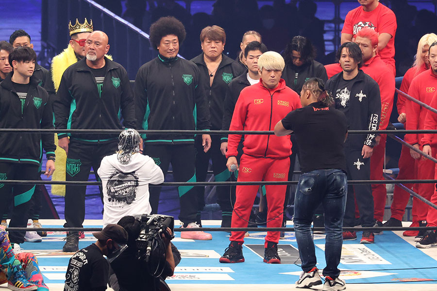 新日本プロレスのリングにノアが乱入した【写真：山口比佐夫】