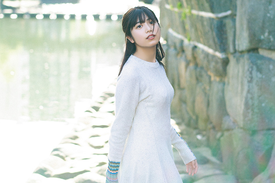 “日本一の女子高生”吉田莉桜、20歳目前の写真集タイトルが「青とハチミツ」に決定