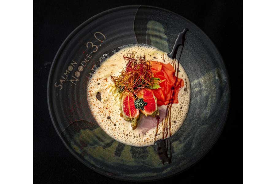 看板メニューの「白サーモン 930円（税込み）」