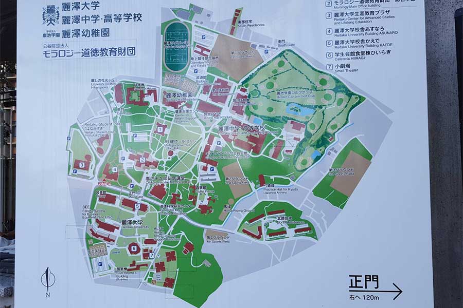 キャンパス内の配置図。麗澤中高はほぼ中央に位置しており近くにゴルフコースも【写真：ENCOUNT編集部】