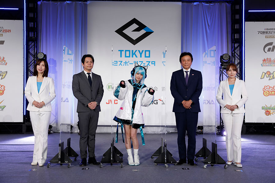 「東京eスポーツフェスタ2022」にえなこ（中央）、平岩康佑（左から2番目）らが出演した