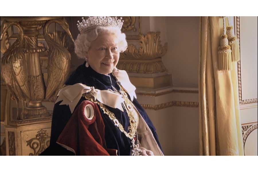 エリザベス女王在位70周年映画「エリザベス　女王陛下の微笑み」【写真：(C)Elizabeth Productions Limited 2021】