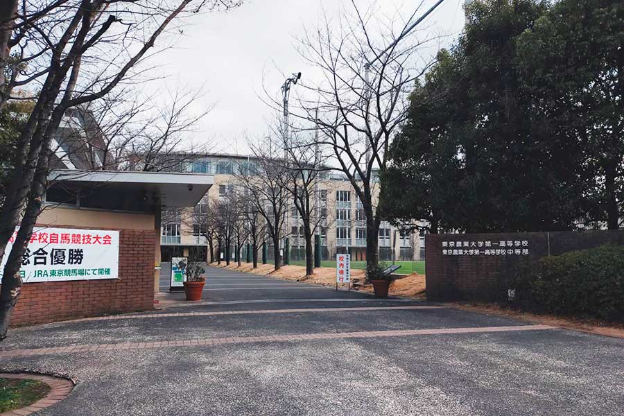 3回にわたって入学試験を実施した東京農大中学校　広々としたグラウンドの緑がまぶしい【写真：ENCOUNT編集部】