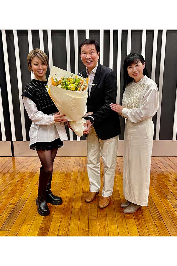 森田健作（中央）から誕生祝いの花束を渡されて笑顔の酒井法子（左）。右は西村知美