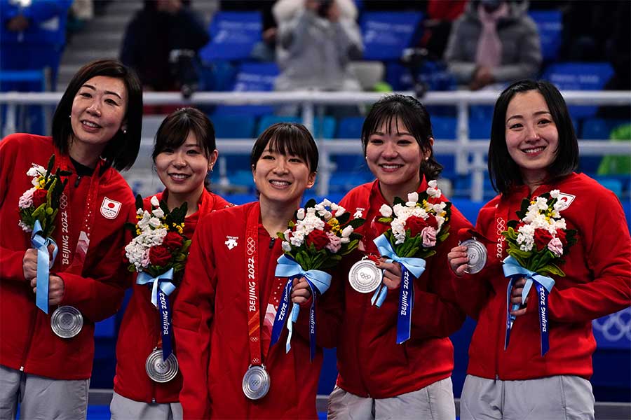 銀メダルの快挙を達成した北京五輪カーリング女子日本代表ロコ・ソラーレ【写真：AP】