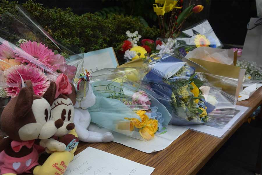 平和を願う花が置かれた在日ウクライナ大使館【写真：ENCOUNT編集部】