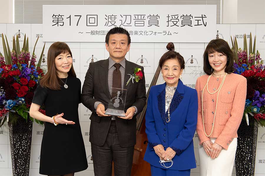 「第17回渡辺晋賞」を受賞した森岡毅氏（左から2番目）