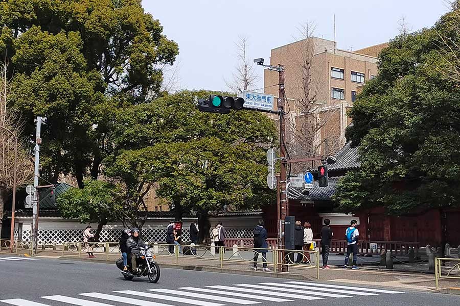 東大本郷キャンパスの赤門前に集まった受験生　合格を知ると歓声が上がった【写真：ENCOUNT編集部】