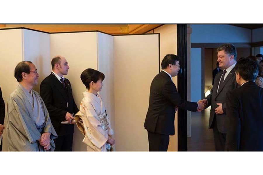 2015年4月ごろ、ウクライナのポロシェンコ前大統領（右）が京都御所を訪問。ミグダリスキーさん（左から2人目）は日本側の通訳者を務めた【写真：本人提供】