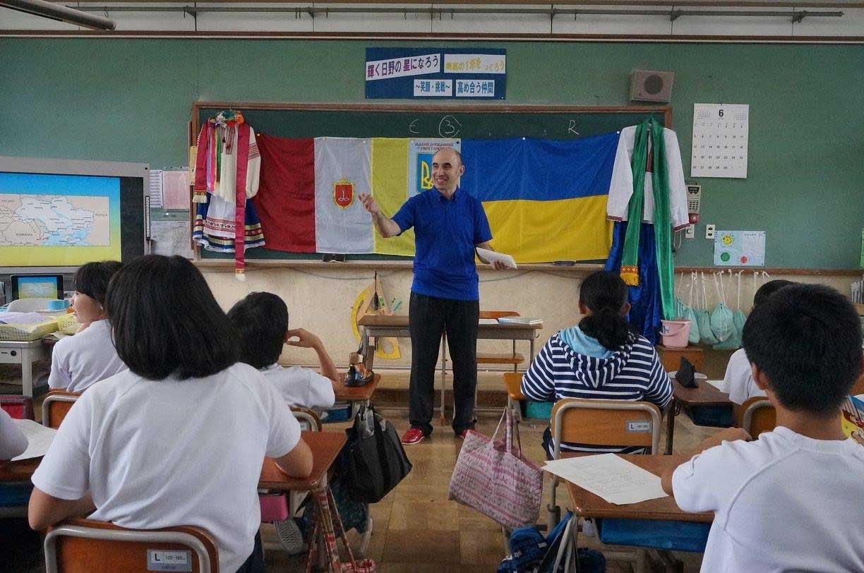 京都市内の小学校でウクライナを紹介するミグダリスキーさん【写真：本人提供】