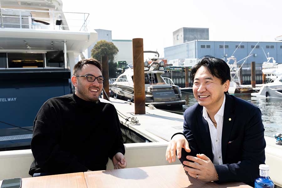 代表理事の須山泰宏さん（右）とアンバサダーの岡ファビオさん【写真：山口比佐夫】