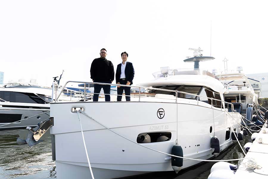3億のヨットを所有する岡ファビオさん（左）。右は日本スーパーカー協会代表理事の須山泰宏さん【写真：山口比佐夫】