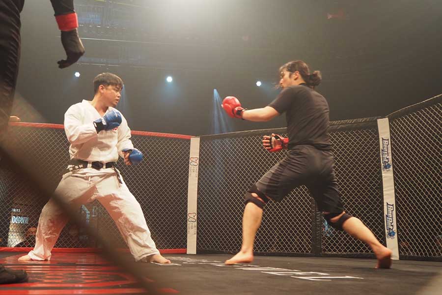 【BreakingDown】“中目黒のハンバーガー屋”山田さん、無念のKO負け　日本拳法に敗れる