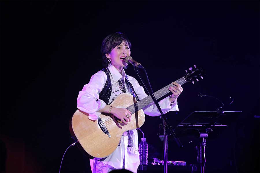 まもなく発表する新曲「宝石～あいの歌～」を弾き語りで初披露【写真：野々垣里菜】