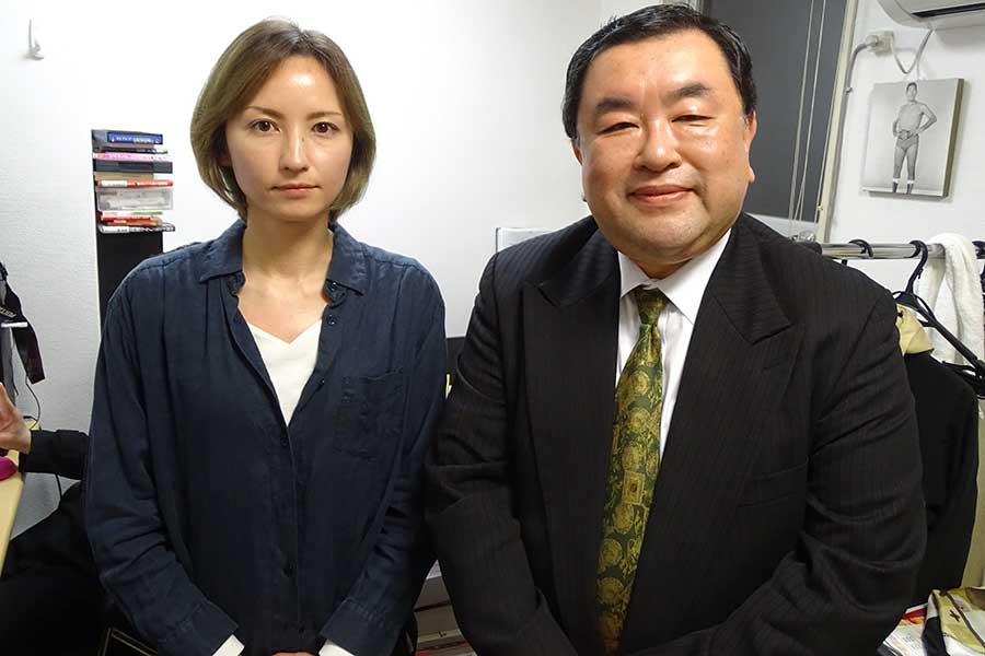ウクライナ相撲連盟JAPAN事務所代表の松江ヴィオレッタさんと、日本ロシア文化交流協会の三池哲也代表