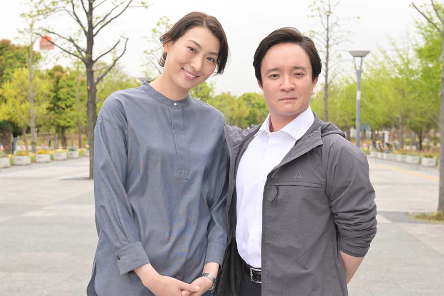 濱田岳（右）演じる元警察官・東堂の妻役で珠城りょうが出演【写真：(C)TBS】