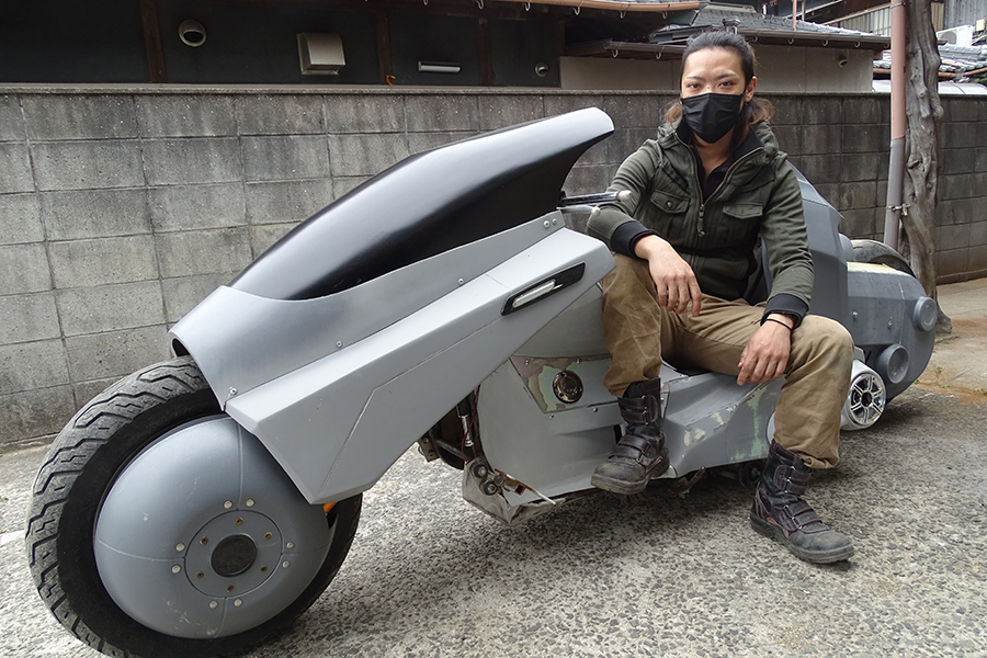 「AKIRA」の主人公・金田のバイクをカスタムバイクで製作中の綾人さん【写真：ENCOUNT編集部】
