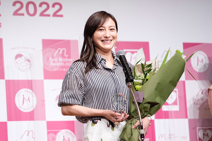 「第14回ベストマザー賞2022」受賞式に出席した広末涼子【写真：荒川祐史】