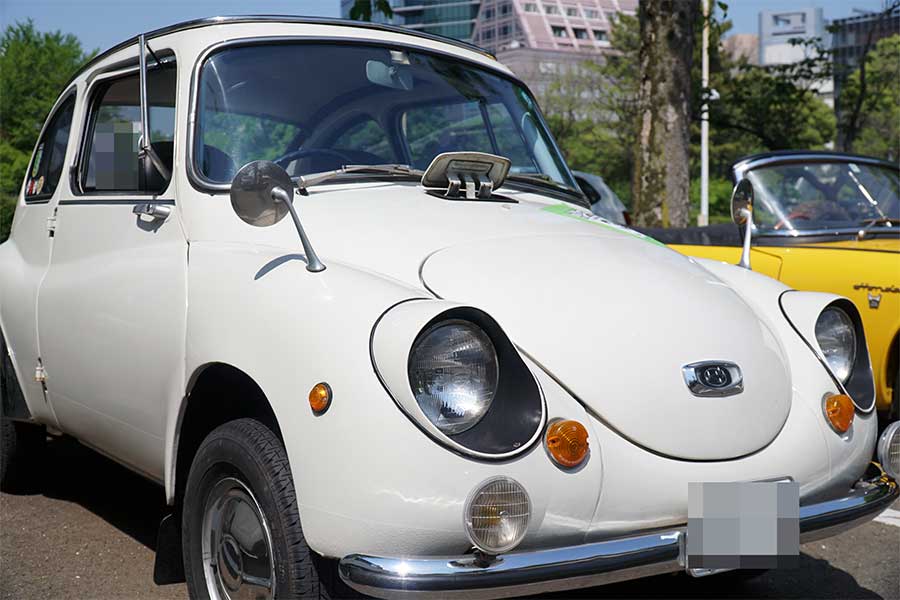 69年製「スバル360　スーパーデラックス」。「てんとう虫」の愛称で親しまれている名車だ（一部加工を施しています）【写真：ENCOUNT編集部】
