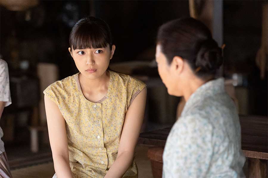 母と神妙な表情で話す良子（川口春奈）【写真：(C)NHK】