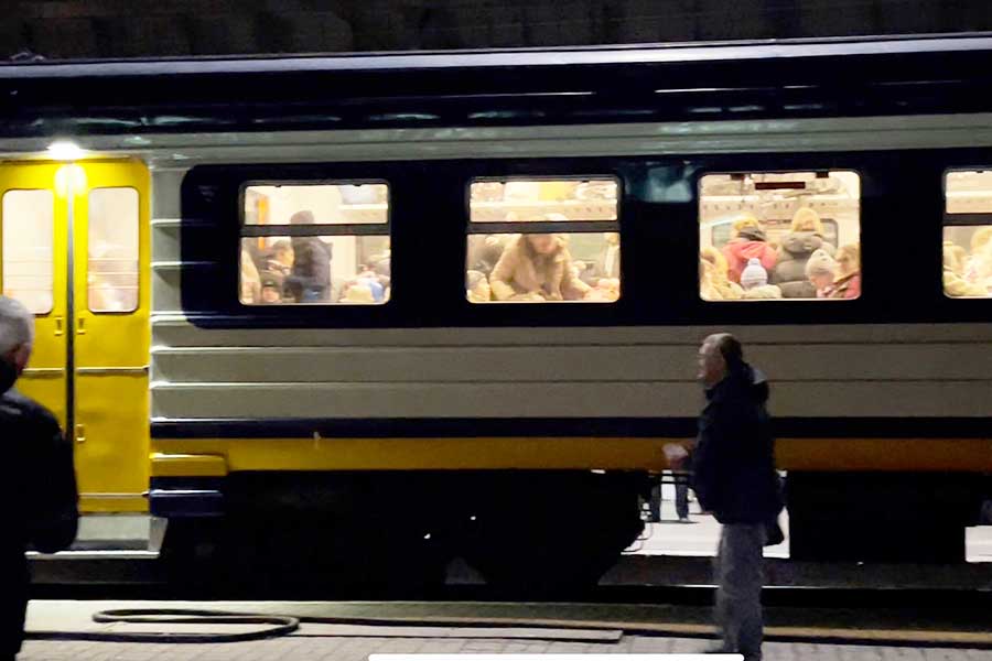 ロシア侵攻後、避難民でごった返すウクライナの電車。女性と子どもがほとんどだった【写真：男性提供】