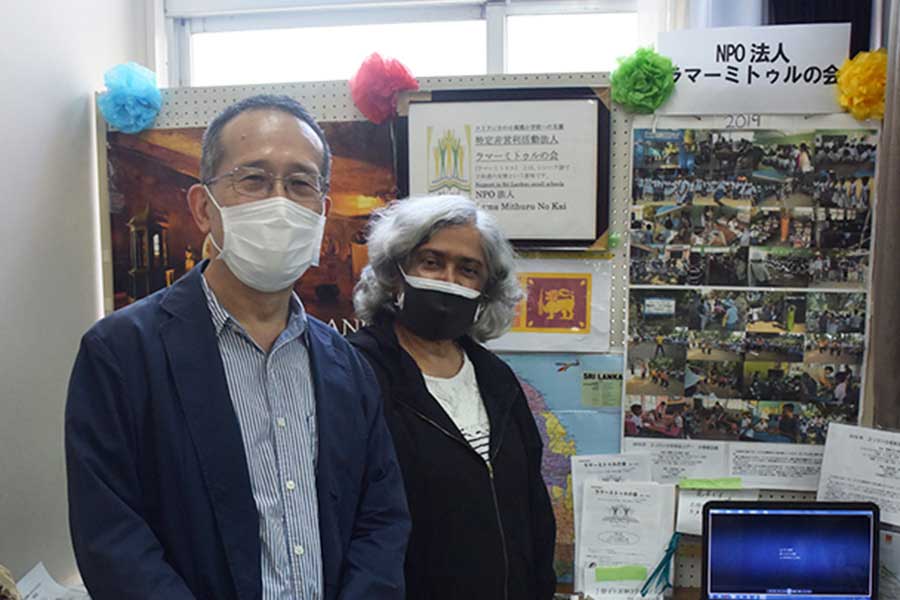 夫の山崎凡さん（左）とともに地域の谷戸公民館まつりで展示を行った【写真：ENCOUNT編集部】