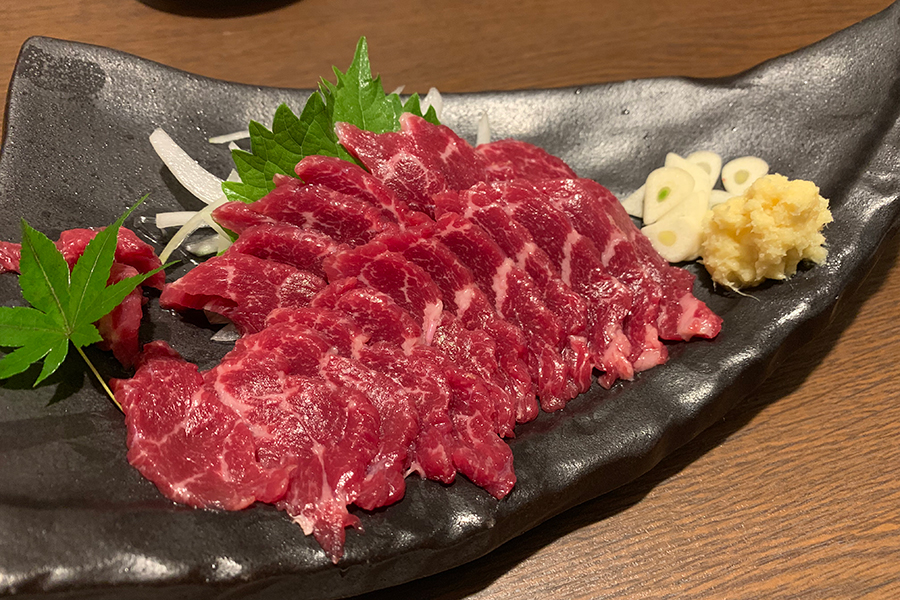 湿布の代わりに馬肉、医学的には「効果なし」　産地・熊本県も「貼らずに食べて」