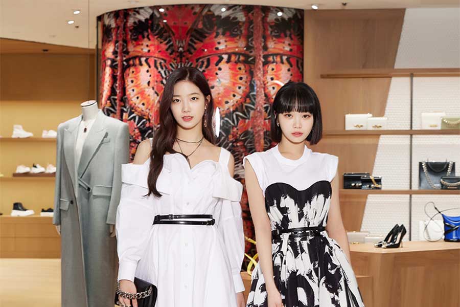 LE SSERAFIMのカズハ、優雅さと躍動感みなぎるドレス姿　チェウォンとともにロッテ百貨店に登場