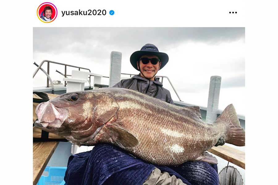 前澤友作氏、38キロ超え巨大魚を釣り上げる　ファンも驚愕「化石みたい」「凄い重量感」