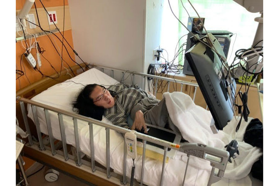 吉成健太朗さんは、病院内でクラーク国際生と対戦