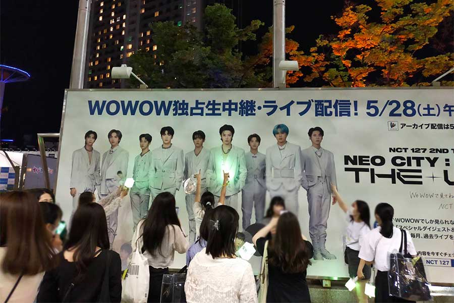 公演後、NCT127のメンバーが並ぶ看板を撮影して喜ぶファン【ENCOUNT編集部】