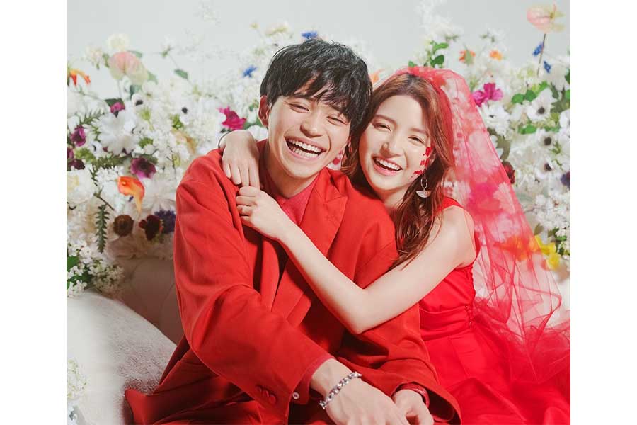 中田圭祐＆川島海荷が“結婚生活”　真紅のウエディングドレス姿を披露、ABEMA人気番組