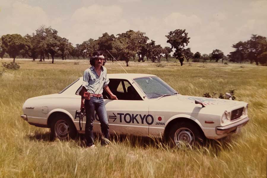トヨタ・マークIIと根本純さん。アッパーボルタの草原にて【写真：本人提供】