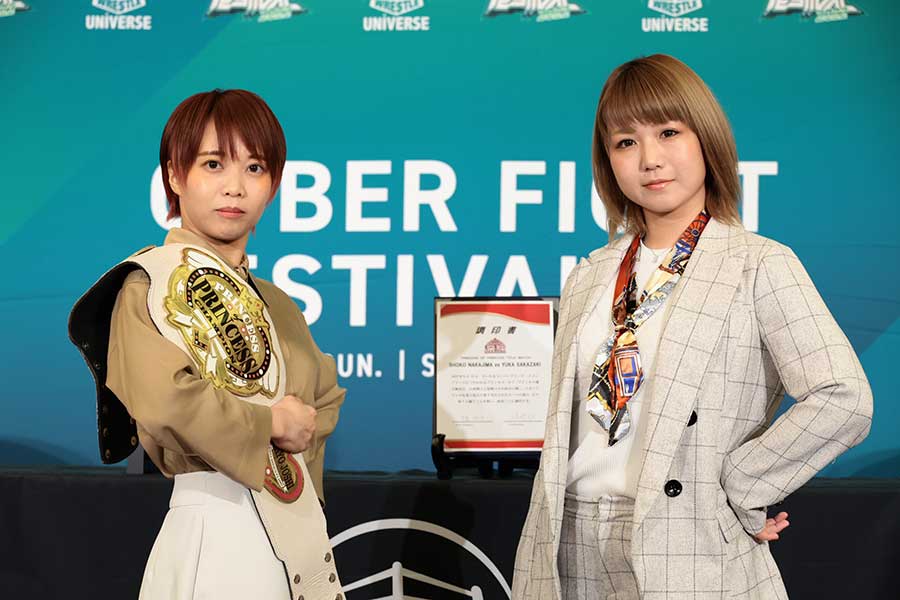 中島翔子（左）と対戦する坂崎ユカ【写真：(C)東京女子プロレス】