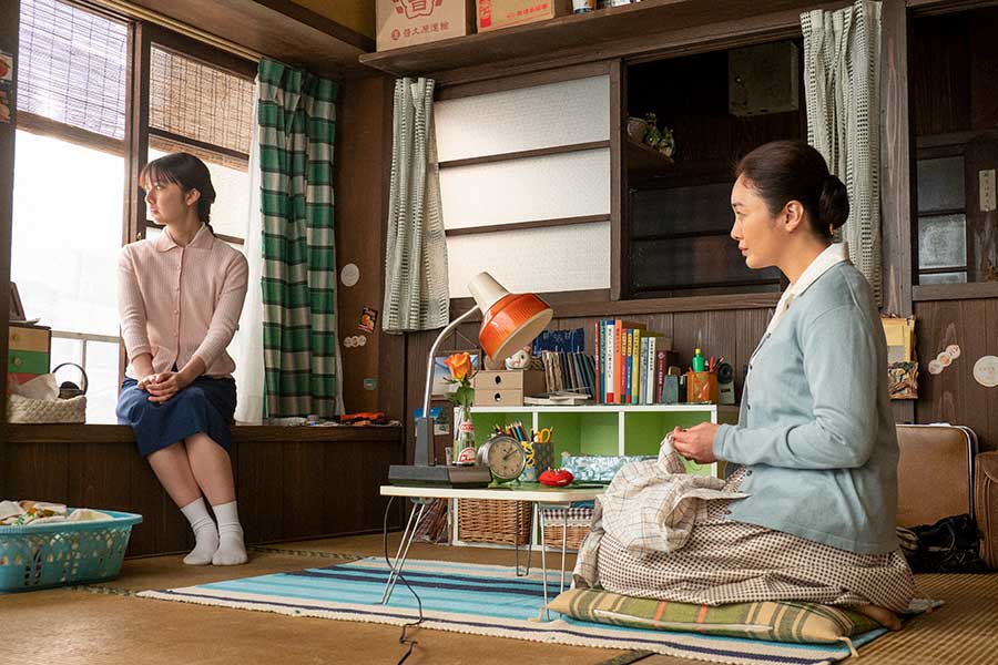 暢子の部屋ですごす歌子（左=上白石萌歌）と優子（仲間由紀恵）【写真：(C)NHK】