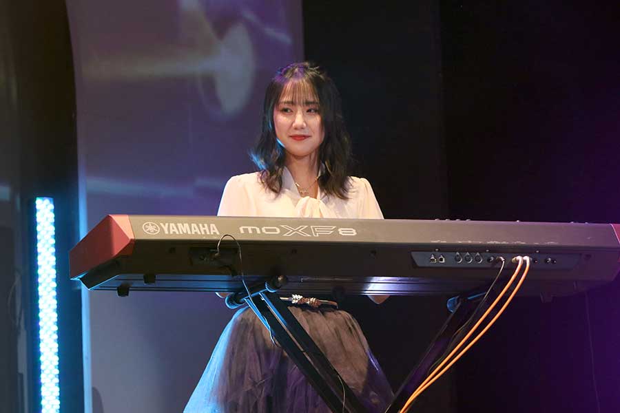兵頭葵演じる小湊美凪は劇中で随所にピアノの腕前を披露する【写真：小田智史】