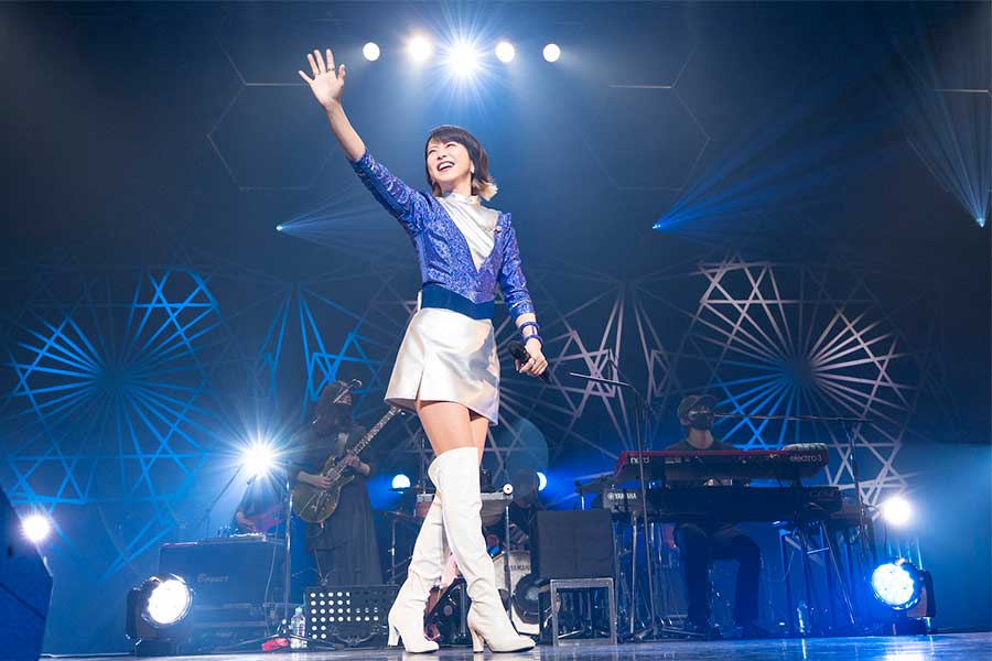 森高千里、ミニスカ×ニーハイ衣装で全国ツアー千秋楽　デビュー35周年ライブ開催を発表