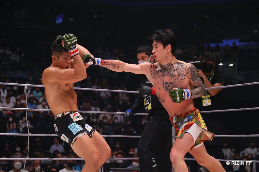 平本蓮の右ストレートを浴びる鈴木博昭（左）【写真：(C)RIZIN FF】