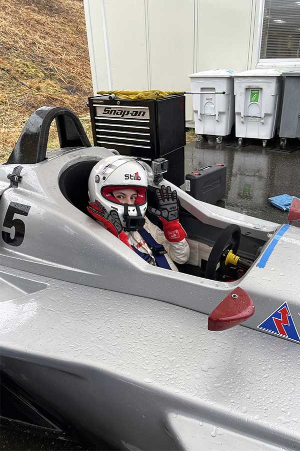 車好きのマギーは「フォーミュラエンジョイ」にも挑戦している【写真：マギーさん提供】