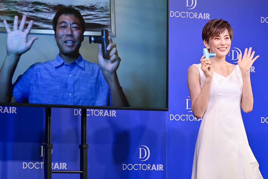 イベントに出席した米倉涼子（右）とリモートで参加した上原浩治【写真：ENCOUNT編集部】