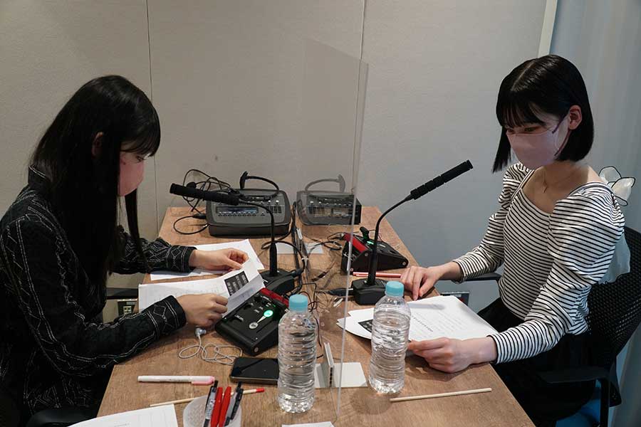 「AKB48」の山内瑞葵（左）と浅井七海は自然体な雰囲気でラジオ収録に臨んだ【写真：ENCOUNT編集部】