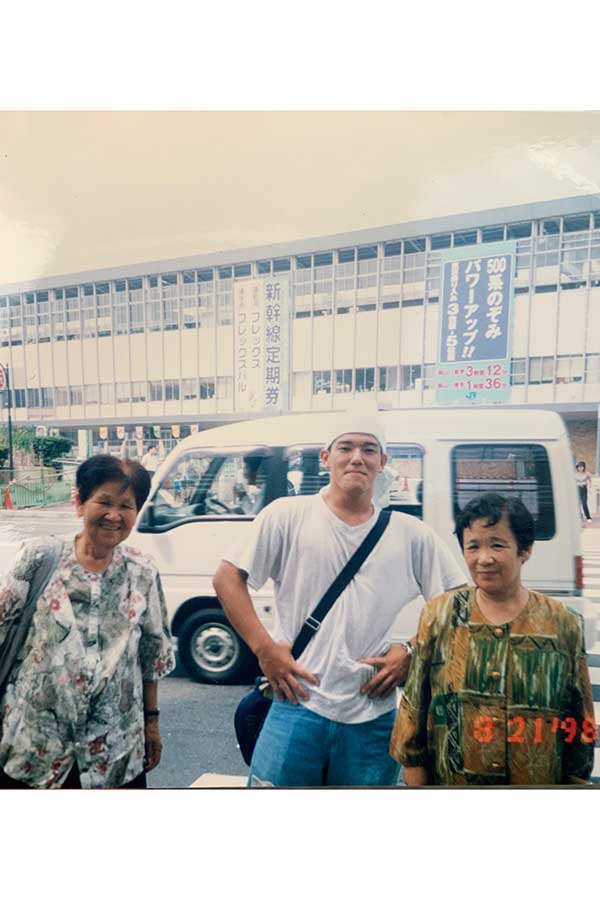 22歳のころ、ギターを担いで2年間ヒッチハイクで日本を回ったアンディ南野（中央）【写真：本人提供】