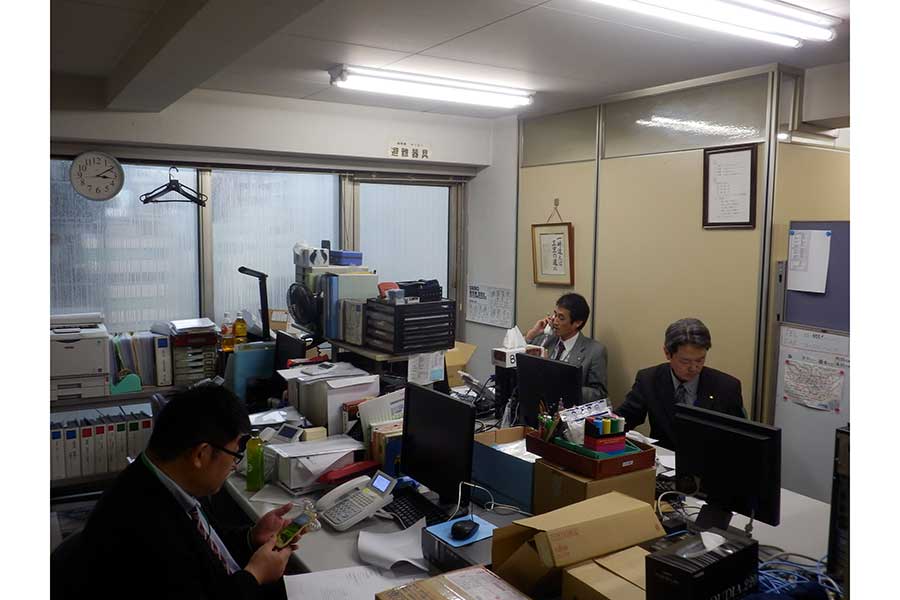 旧オフィスは薄暗かった【写真：東海ビジネスサービス提供】