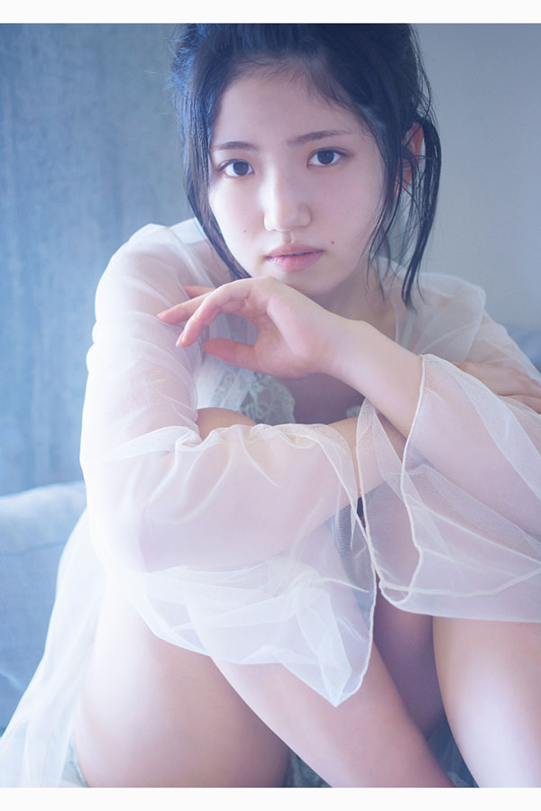 「AKB48村山彩希1st写真集 普通が好き」の表紙カット【写真：(C)宝島社】