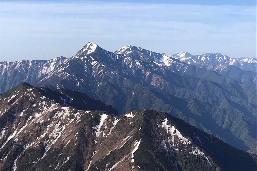 南アルプスの玄関口、甲斐駒ヶ岳の山頂から見た赤石岳方面【写真：ENCOUNT編集部】