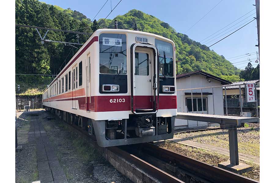 苦境のローカル線、車両を手作業で清掃「これも超零細鉄道会社の実態です」　社長ツイートが注目